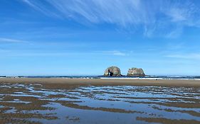 Rockaway Beach Vibes,Waterfront Oceanfront Rockaway Beach House Near Downtown,Wifi, Washer Dryer